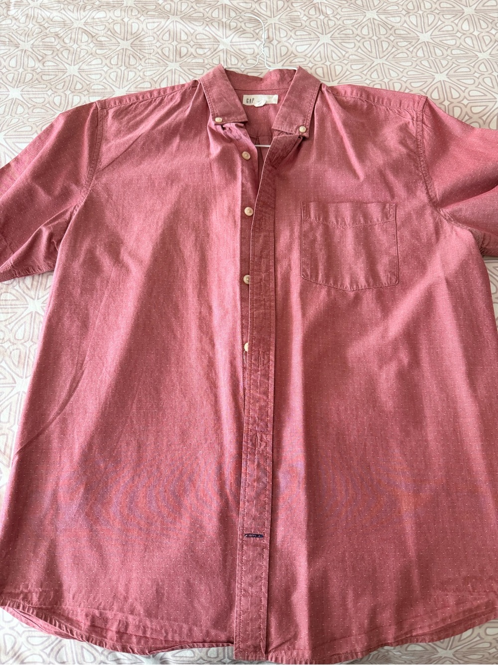 GAP Men's Short-Sleeve Button-Down Shirt in Dusty Pink
